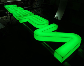 Объемные кленные буквы из пластика с подсветкой